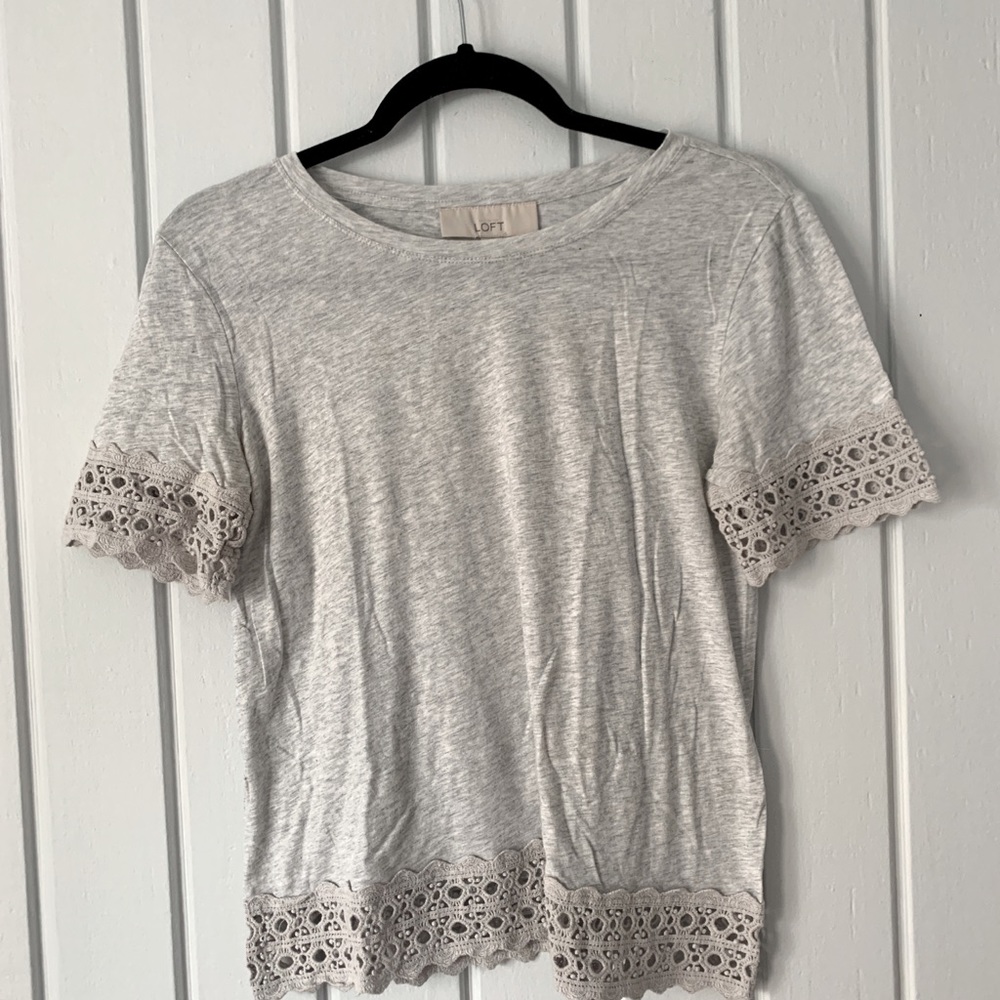 LOFT gray t-shirt with crochet trim Sm